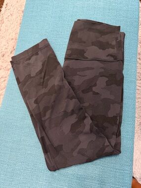 Lululemon camo align high waisted leggings, sz 6 cropped 21 in